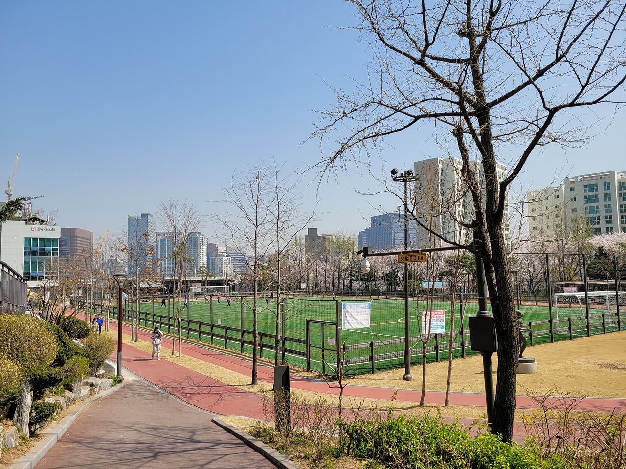 但在面对丁